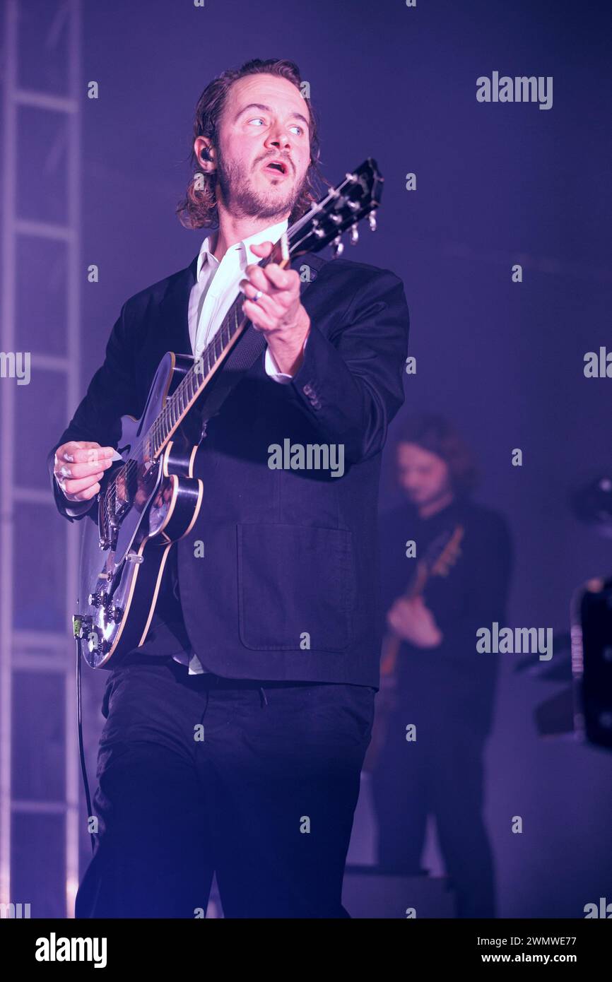 O2 Academy Leeds, Großbritannien. Februar 2024. Tom Smith von Editors trat während ihrer Headline-Tour 2024 live auf der Bühne in Leeds auf. Quelle: Katy Blackwood/Alamy Live News Stockfoto