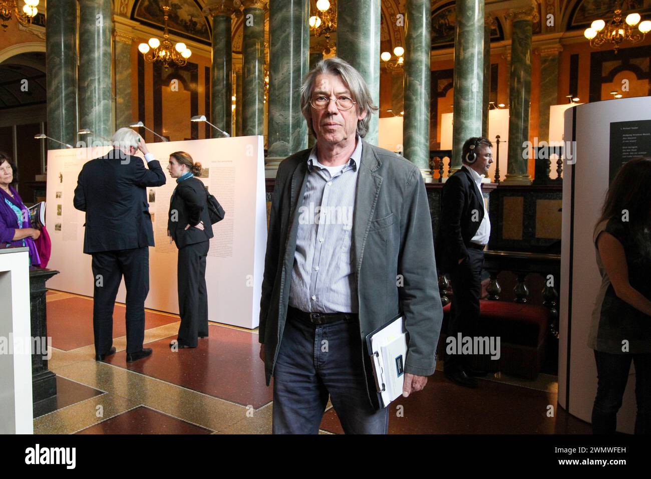 13.05.2011, Deutschland, Sachsen, Dresden, auf dem Foto der Historiker Hans Georg Hannes Heer, er ist der Kurator der Ausstellung Verstummte Stimmen in der Semperoper Dresden, die Vertreibung der Juden und politisch untragbaren aus den Dresdner Theatern 1933-1945, hier zur Ausstellungseröffnung fotografiert *** 13 05 2011, Germany, Sachsen, Dresden, auf dem Foto des Historikers Hans Georg Hannes Heer, ist er Kurator der Ausstellung Silced Voices in der Semperoper Dresden, die Vertreibung der Juden und politisch inakzeptabel aus den Dresdner Theatern im Jahr 1933 1945, fotografiert hier im The Semperoper Dresden Stockfoto