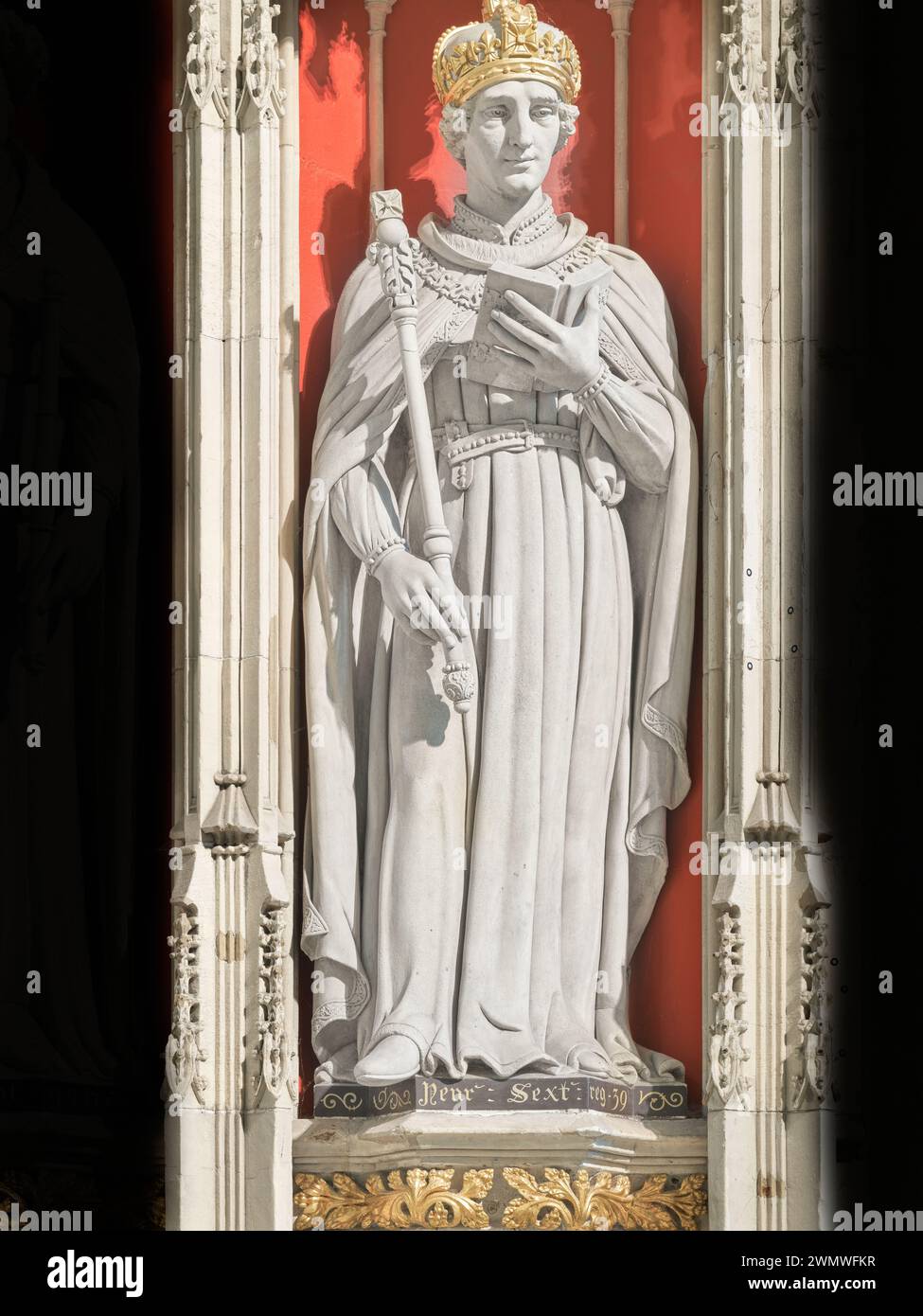 Statue eines mittelalterlichen englischen Königs, Heinrich VI., auf der Leinwand im Münster (Kathedrale) in York, England. Stockfoto