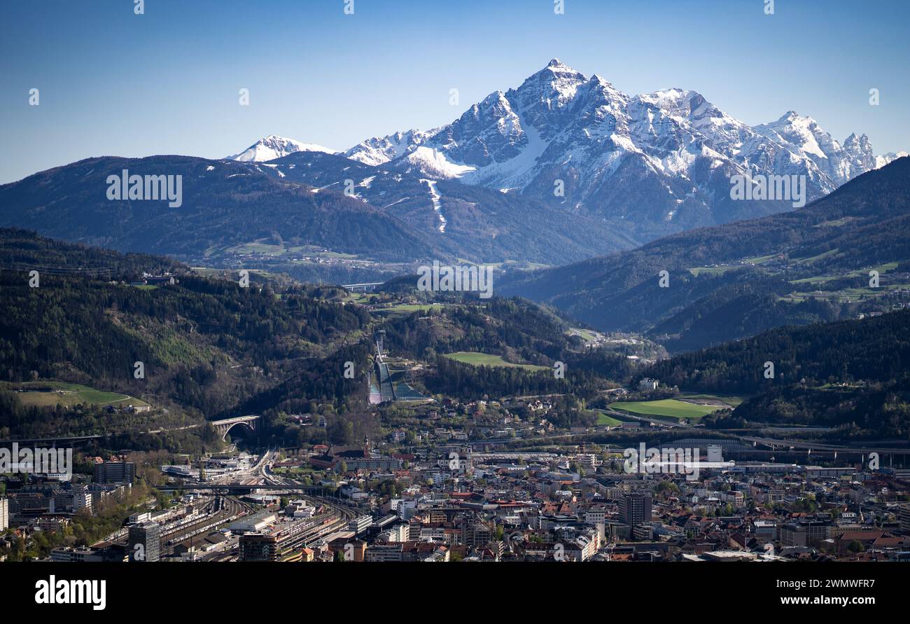 Serless Mountain von Hungerburg aus gesehen an einem sonnigen Sommertag Stockfoto