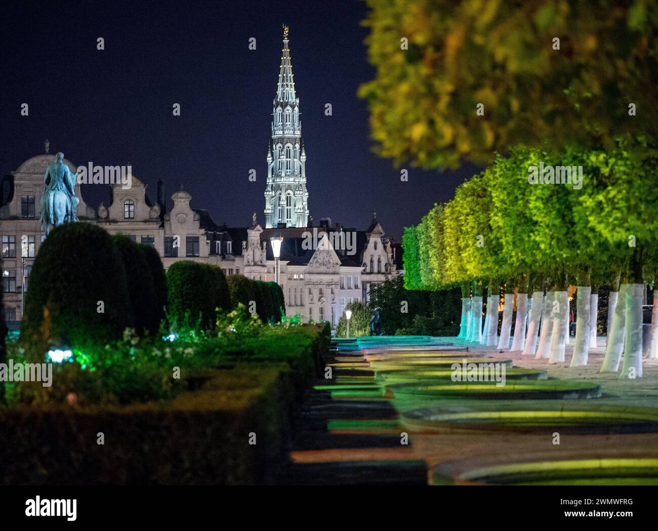 Der Hauptweg des Mont des Arts in Brüssel bei Nacht, mit Blick auf den Grand Place und die Bäume Stockfoto