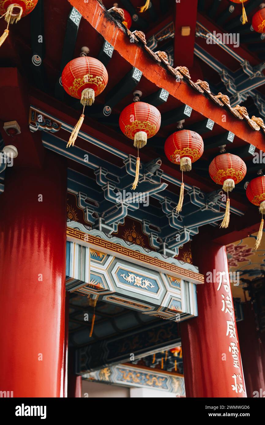 Details des buddhistischen Tempels mit roten Laternen, die im Wind schweben. Religion, Kultur und Tradition Stockfoto