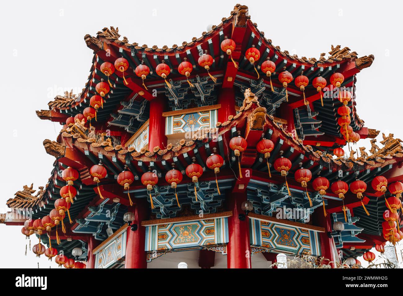 Asiatischer buddhistischer Tempel mit roten Laternen, die im Wind schweben. Religion, Kultur und Tradition Stockfoto