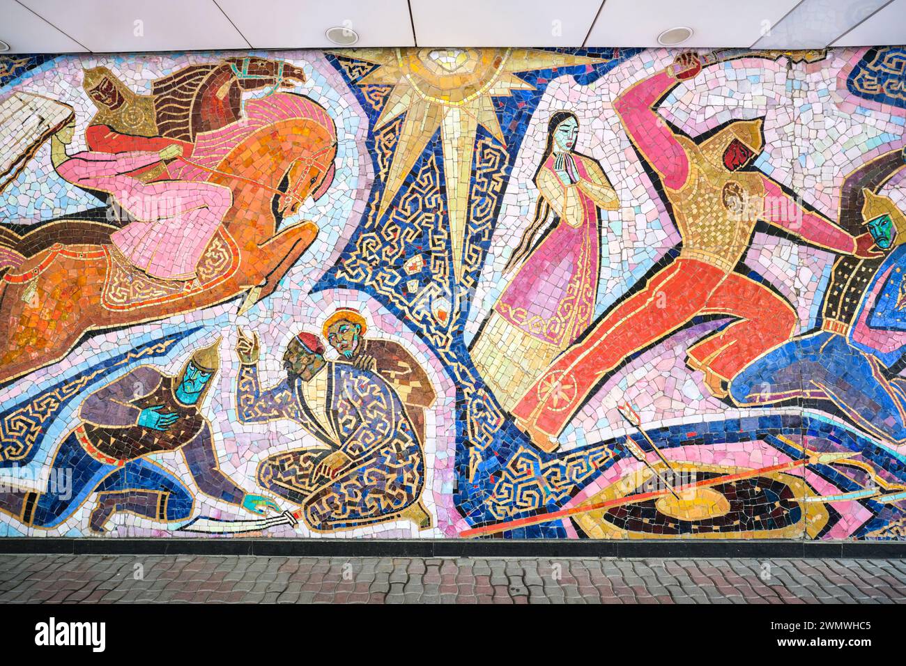 Das große, farbenfrohe Mosaik zeigt alte Kämpfe und Schlachten aus der Seidenstraße. Am Vordereingang des Almaty Hotels in Almaty, Kasachstan. Stockfoto