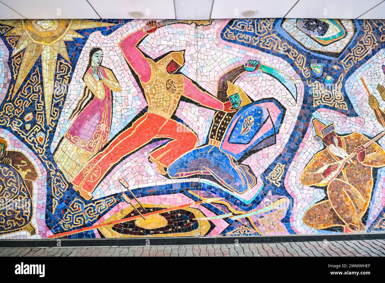 Das große, farbenfrohe Mosaik zeigt alte Kämpfe und Schlachten aus der Seidenstraße. Am Vordereingang des Almaty Hotels in Almaty, Kasachstan. Stockfoto