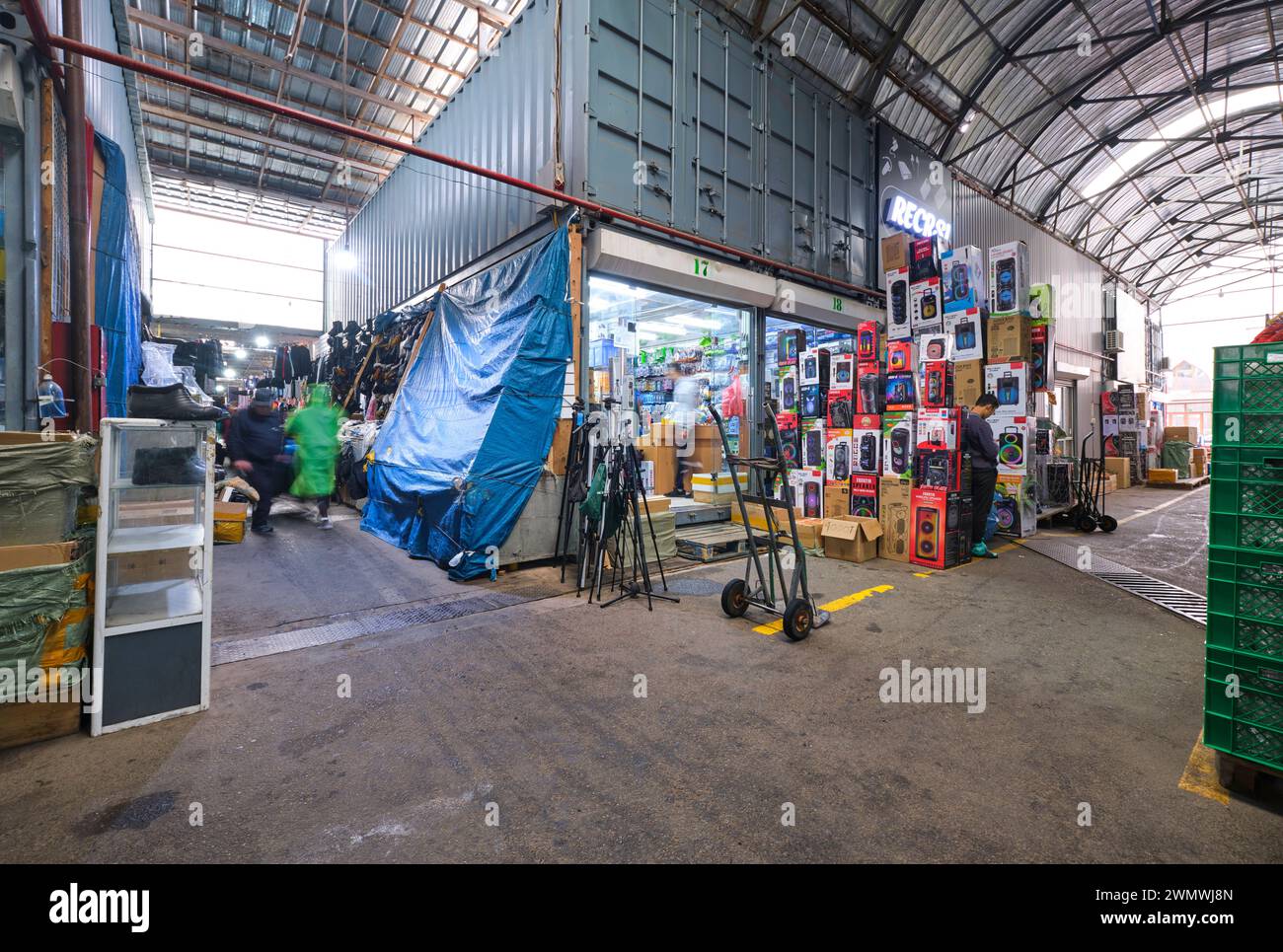 Ein Blick auf ein Geschäft, ein Geschäft, das Stereo- und Lautsprechergeräte verkauft. Auf dem Barakholka Versandcontainer lokalen Markt in Almaty, Kasachstan. Stockfoto