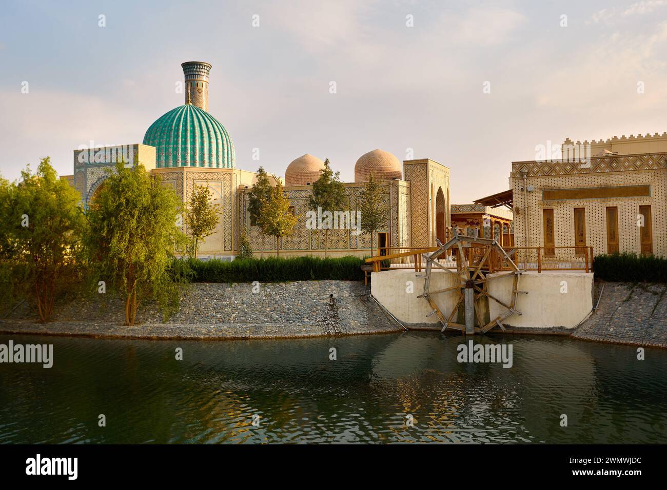 Samarkand Ewige Stadt Boqiy Shahar Registan Komplex und kleine Papierfabrik in der Nähe des Flusses in Usbekistan Stockfoto