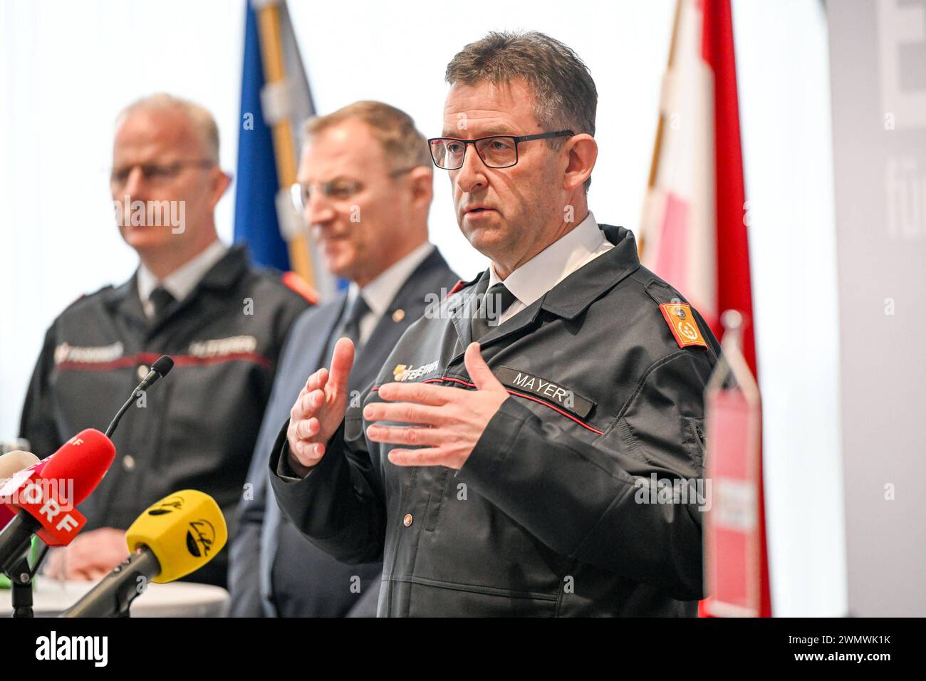 Pressekonferenz Feuerwehr Jahresbilanz 2023 28.02.2024, Linz, AUT, Pressekonferenz Feuerwehr Jahresbilanz 2023, im Bild Michael Hutterer Landes-Feuerwehrkommandant-STV. Ooe, LH Thomas Stelzer VP, Landeshauptmann Ooe, Robert Mayer Feuerwehrpraesident, Landesfeuerwehrkommandant Ooe Oberoesterreich *** Pressekonferenz Feuerwehr Jahresbilanz 2023 28 02 2024, Linz, AUT, Pressekonferenz Feuerwehr Jahresbilanz 2023, im Bild Michael Hutterer Landesfeuerwehrkommandant Stellvertretender Ooe , LH Thomas Stelzer VP, Staatsgouverneur Ooe, Robert Mayer Feuerwehrpräsident Stockfoto