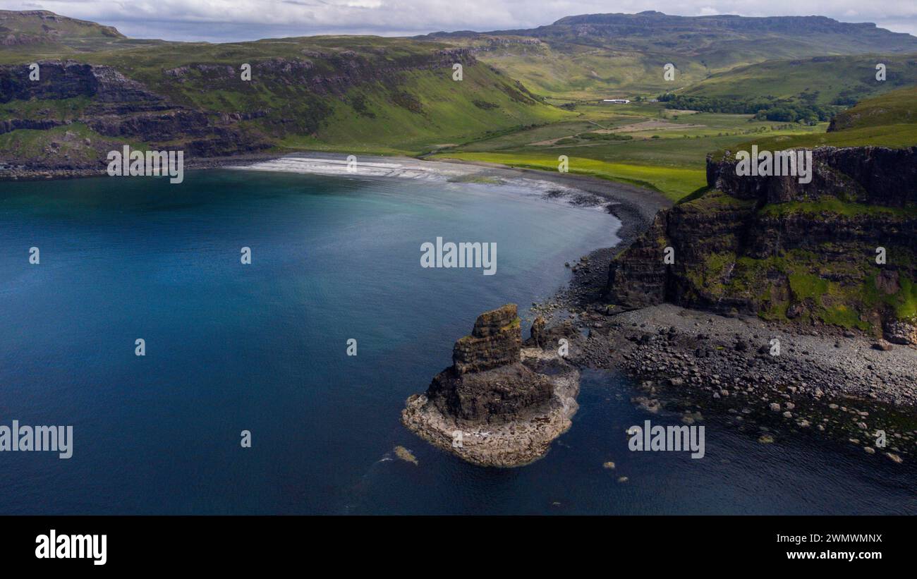 Ein Blick aus der Vogelperspektive auf den Talisker Beach auf der Isle of Skye, Schottland. Stockfoto