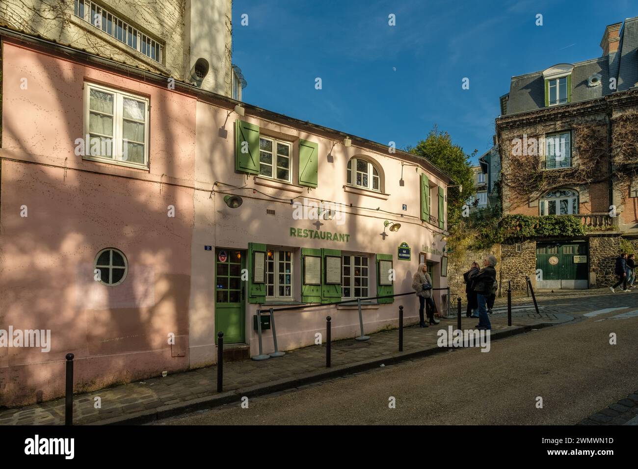 Paris, Frankreich - 17. Februar 2024 : Blick auf die malerische Gegend von Montmartre und das berühmte pinkfarbene Restaurant La Maison Rose in Paris Frankreich Stockfoto