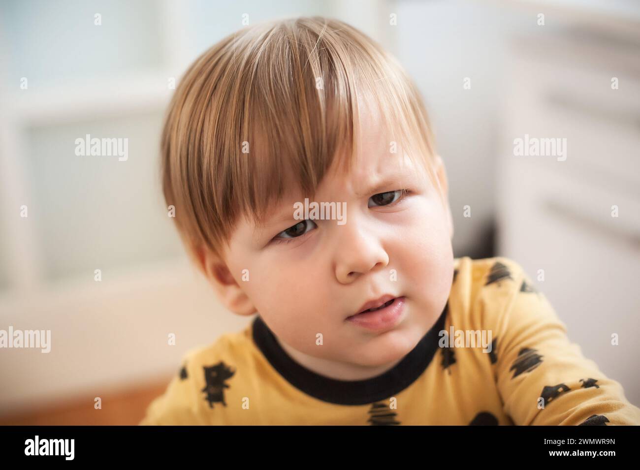 Nahaufnahme eines schönen wütenden Babys, das traurig aussieht und Enttäuschung zeigt. Trauriges Kinderportrait Stockfoto