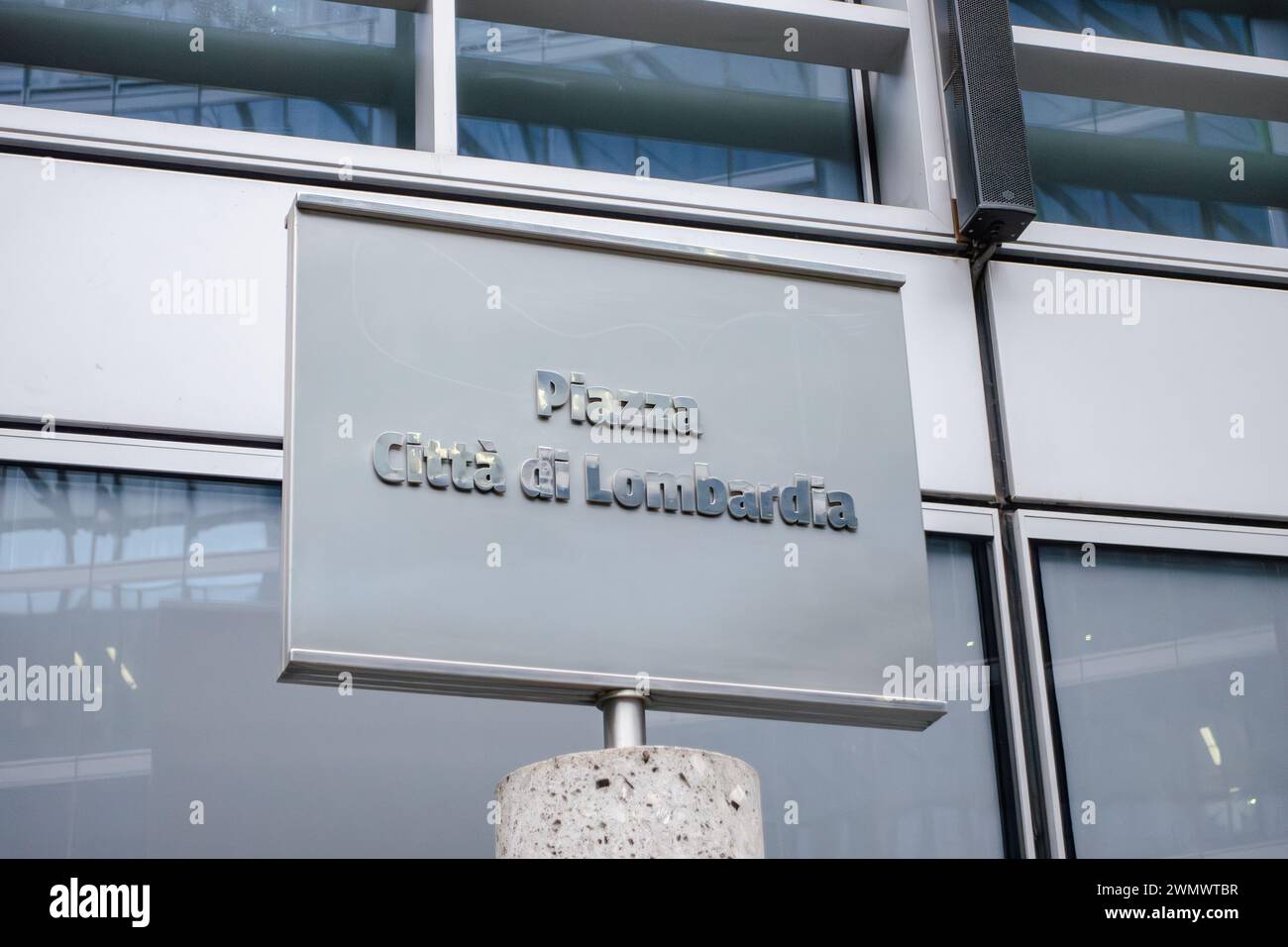 Mailänder, Schild Piazza Città di Lombardia. Stadt des Lombardei-Platzes, Hauptquartier der Lombardei-Regierung Stockfoto