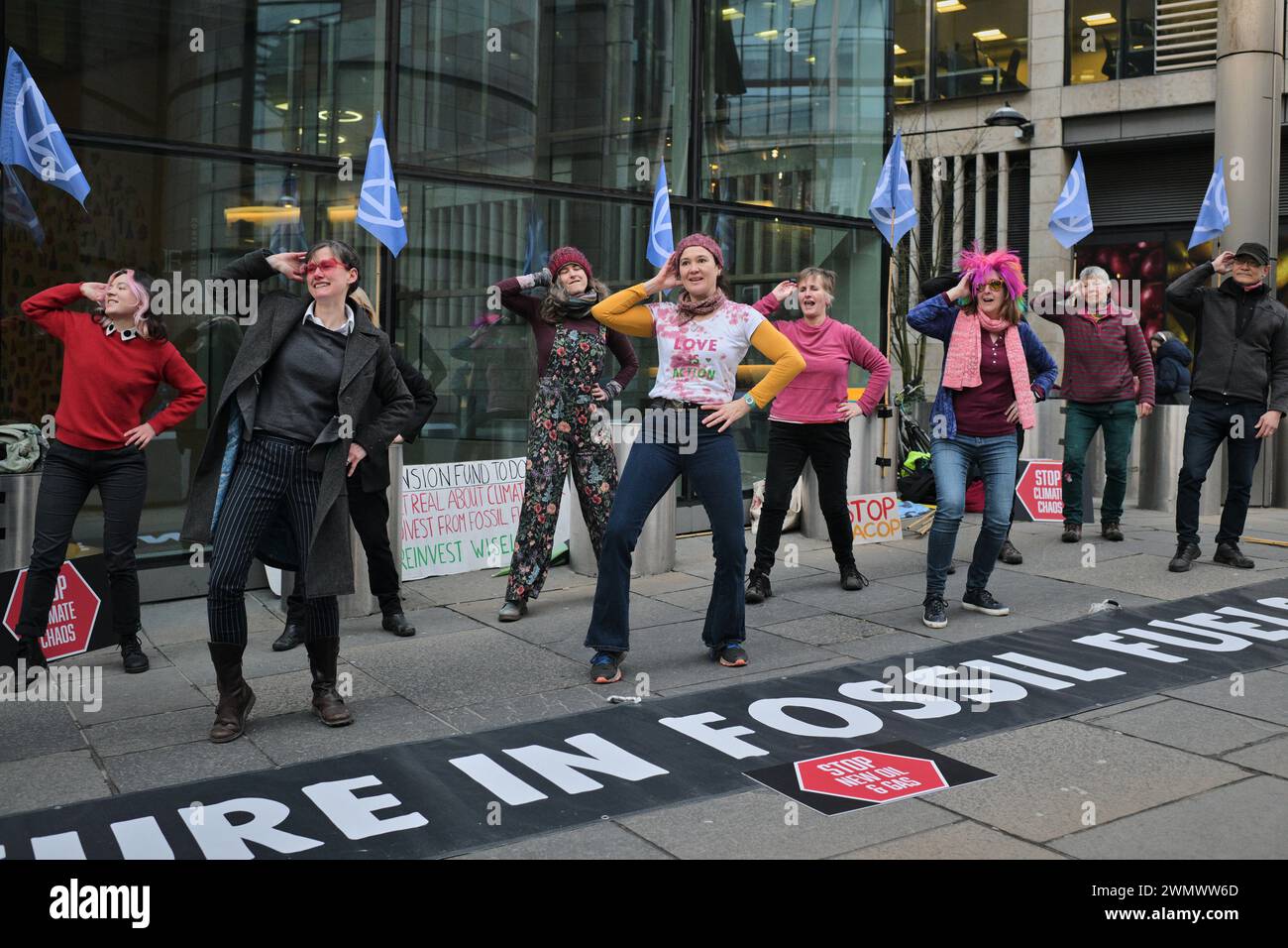 Edinburgh Schottland, Vereinigtes Königreich 28. Februar 2024. Terroranschläge in Schottland protestieren vor dem Edinburgh International Conference Centre (EICC), um Pensionsfonds zu fordern, ihre Investitionen in fossile Brennstoffe einzustellen. Credit sst/alamy Live News Stockfoto