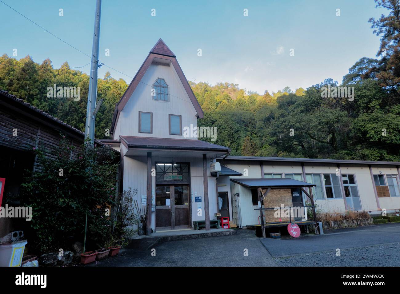 Die Schule Shizen-No-IE wurde in ein Gästehaus an der Kumano Kodo Nakahechi Route, Koguchi, Wakayama, Japan umgewandelt Stockfoto