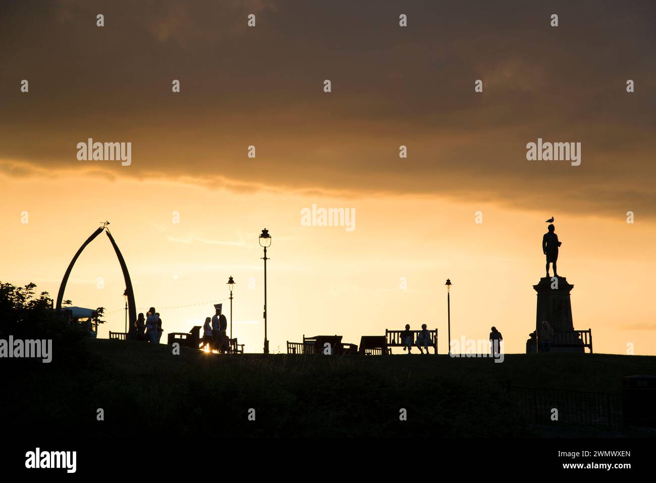 Yorkshire, Scarborough, Silhouette des Captain Cook Monuments und Walknochenbogen. Stockfoto