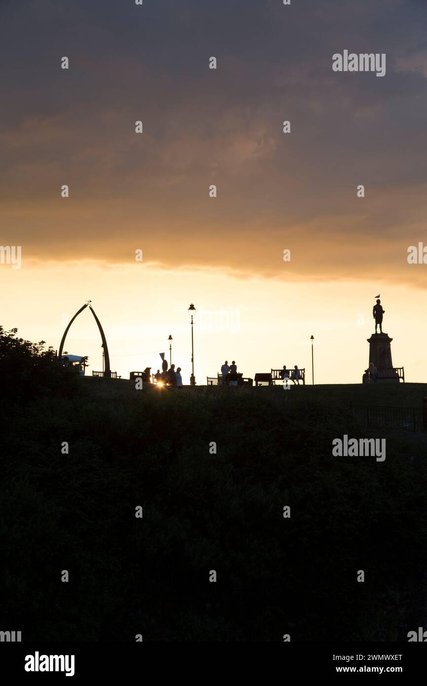 Yorkshire, Scarborough, Silhouette des Captain Cook Monuments und Walknochenbogen. Stockfoto