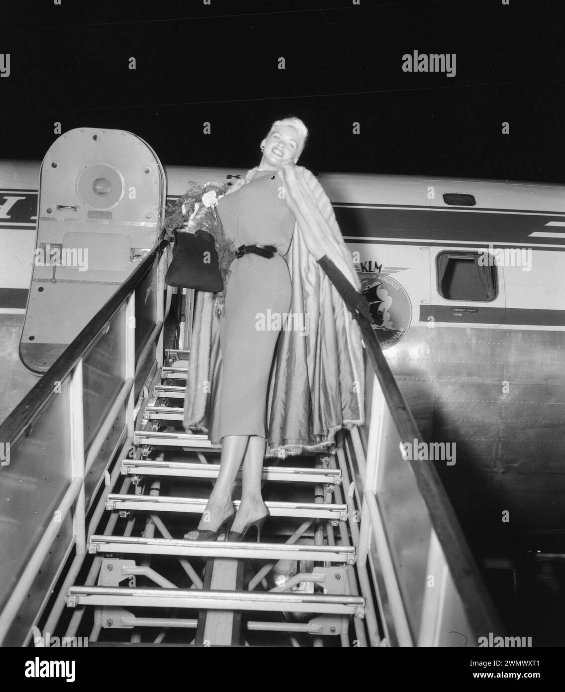 Oktober 1957. Amsterdam, Niederlande. Filmstar Jayne Mansfield kommt am Flughafen Schiphol an und läuft über die Flugzeuggangway Stockfoto