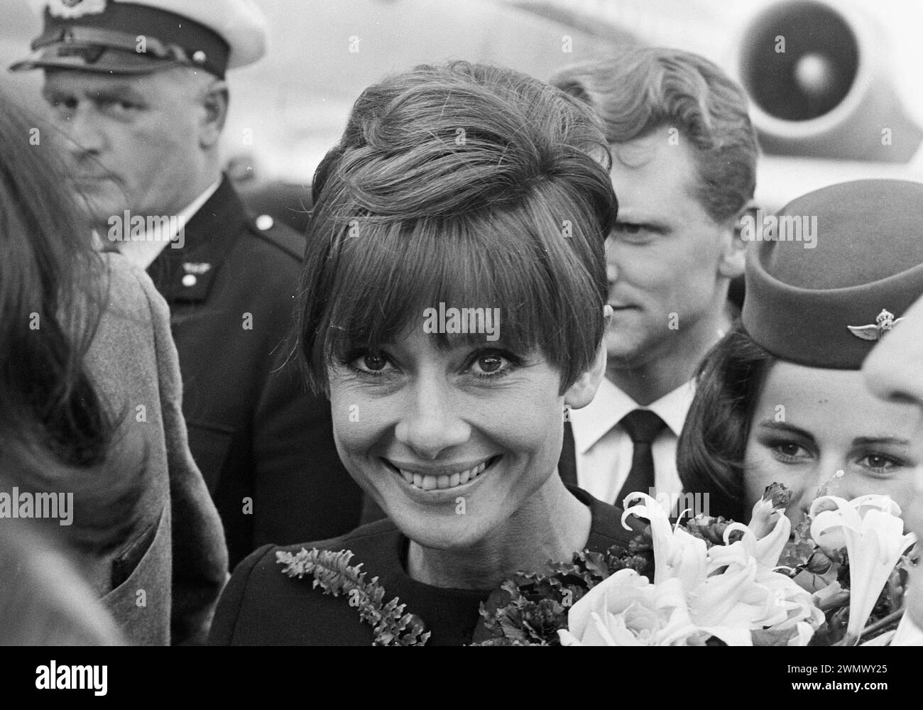 Amsterdam, Niederlande. September 1966. Ankunft von Audrey Hepburn am Flughafen Schiphol Stockfoto