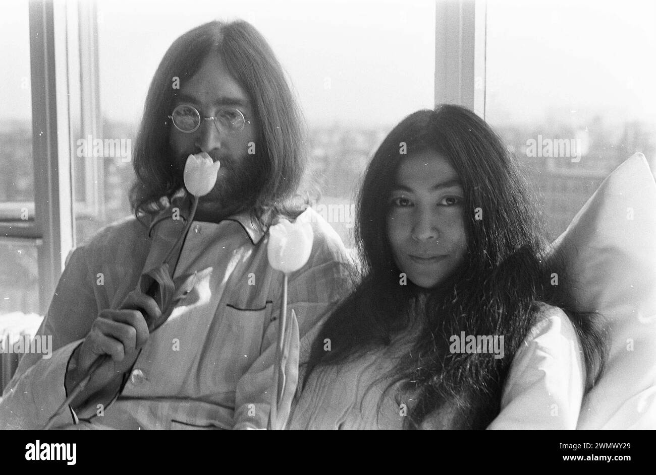 Amsterdam, Niederlande. März 1969. John Lennon und seine Frau Yoko Ono auf ihren Flitterwochen in Amsterdam. John Lennon und Yoko Ono im Bett im Hilton Hotel, während ihres Schlafens für Frieden in Amsterdam Stockfoto