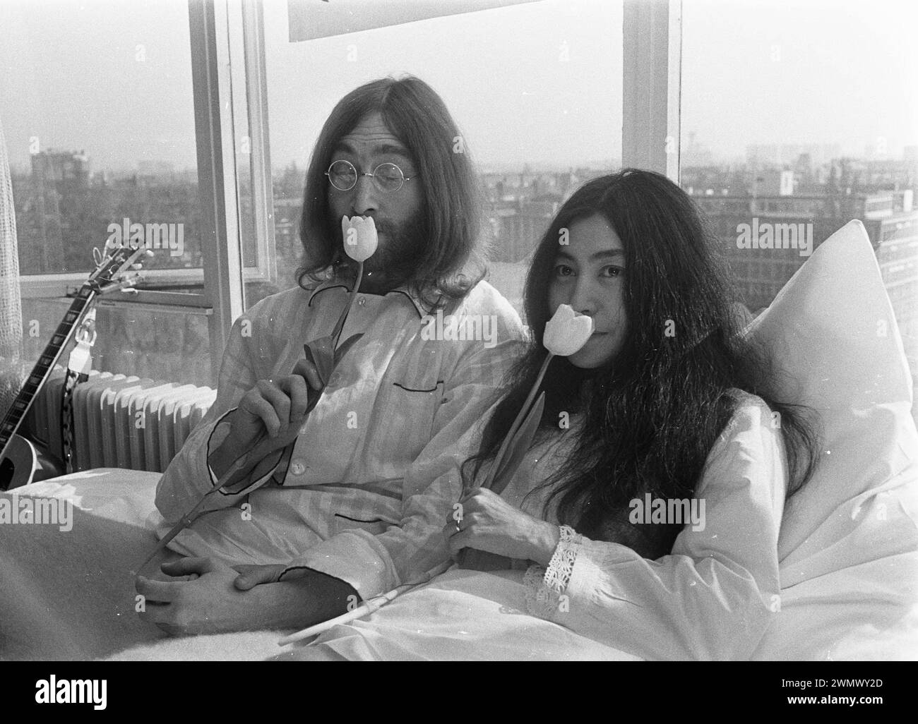 Amsterdam, Niederlande. März 1969. John Lennon und seine Frau Yoko Ono auf ihren Flitterwochen in Amsterdam. John Lennon und Yoko Ono im Bett im Hilton Hotel, während ihres Schlafens für Frieden in Amsterdam Stockfoto