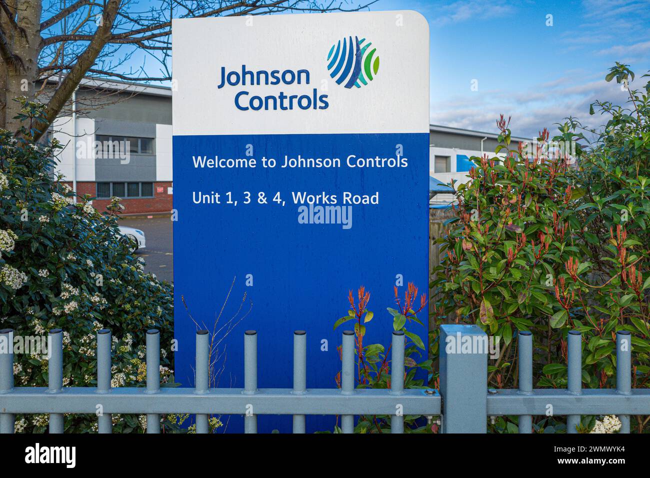 Johnson Controls Standort in Letchworth Garden City, Großbritannien. Johnson Controls ist ein US-amerikanischer multinationaler Konzern mit Sitz in Irland, der 1885 gegründet wurde. Stockfoto