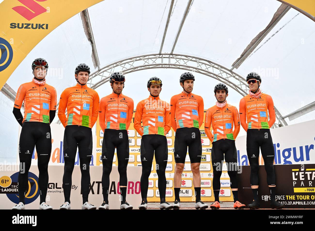 Laigueglia, Italien. Februar 2024. Team Euskaltel - Euskadi während 61Â° Trofeo Laigueglia, Straßenradrennen in Laigueglia, Italien, 28. Februar 2024 Credit: Independent Photo Agency/Alamy Live News Stockfoto