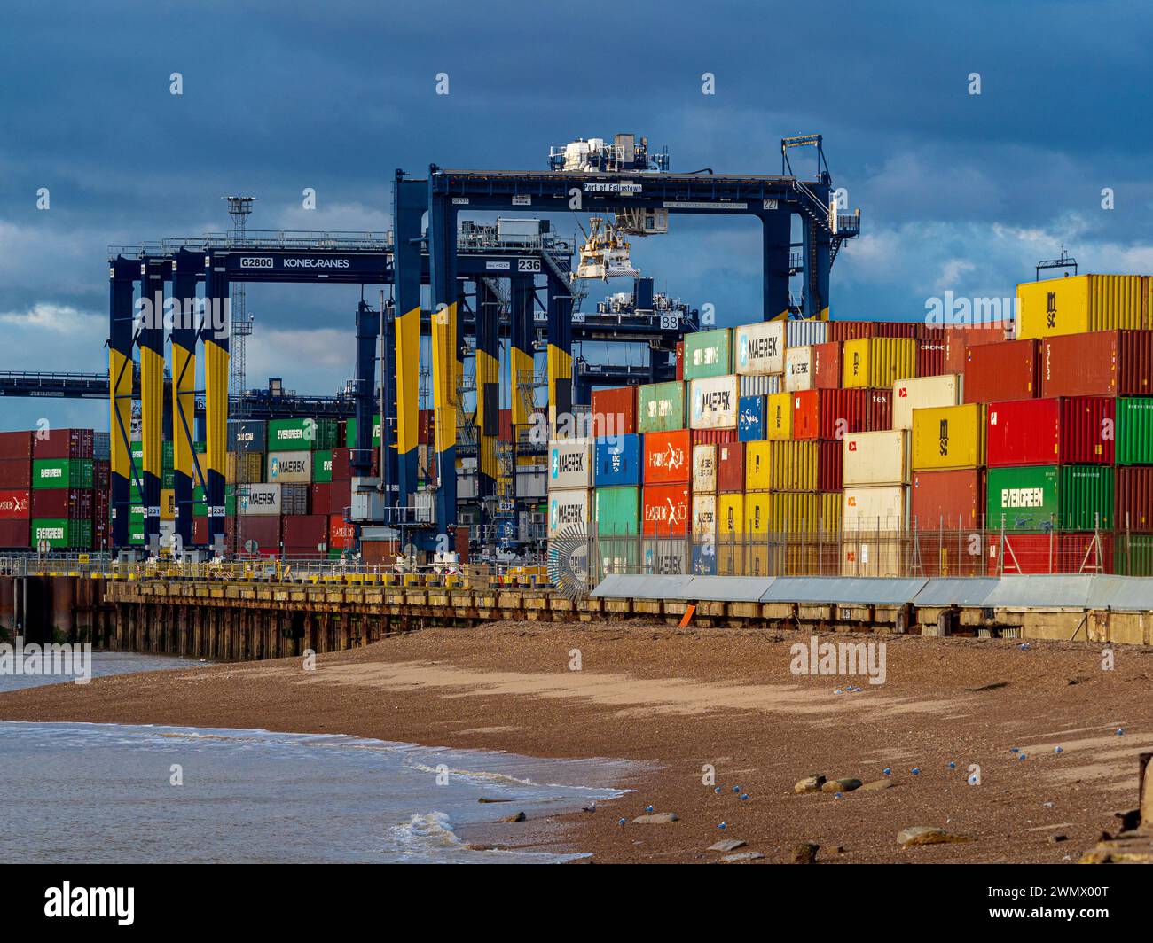 Versandcontainer gestapelt am Felixstowe Port, dem größten Containerhafen Großbritanniens. Ausfuhren aus dem Vereinigten Königreich. Einfuhren aus dem Vereinigten Königreich. Stockfoto