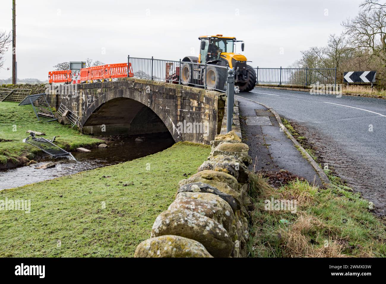 Umfangreiche Schäden an Geländern und Attika an Mill Bridge, Station Rd, Long Preston Februar 2024 Stockfoto