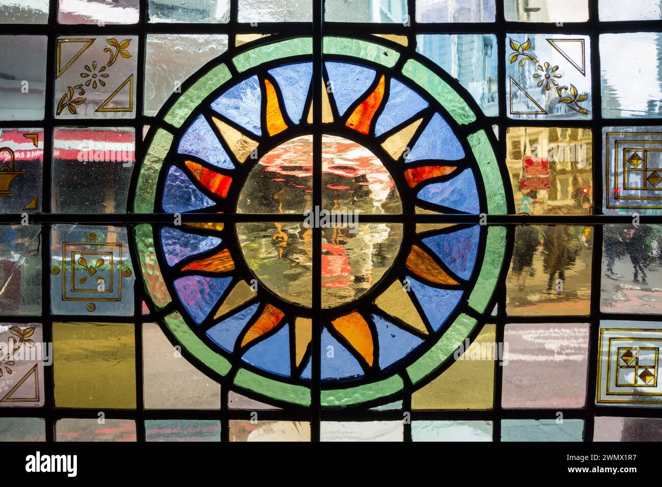 Blick durch ein buntes Buntglasfenster in Southwark Tavern, Borough Market, London, England, Großbritannien Stockfoto