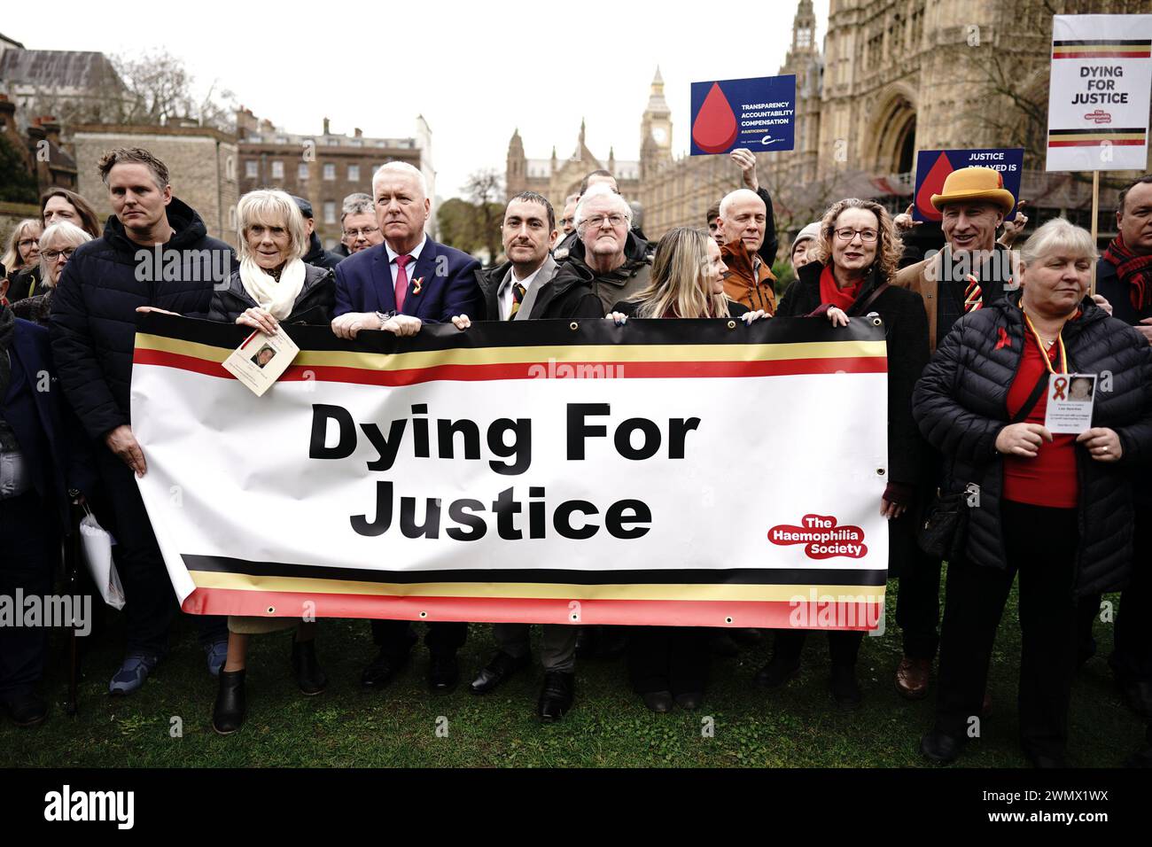 Infizierte Blutopfer und Aktivisten protestieren auf College Green in Westminster, London, die Maßnahmen zur Entschädigung der Opfer des infizierten Blutskandals fordern. Bilddatum: Mittwoch, 28. Februar 2024. Stockfoto