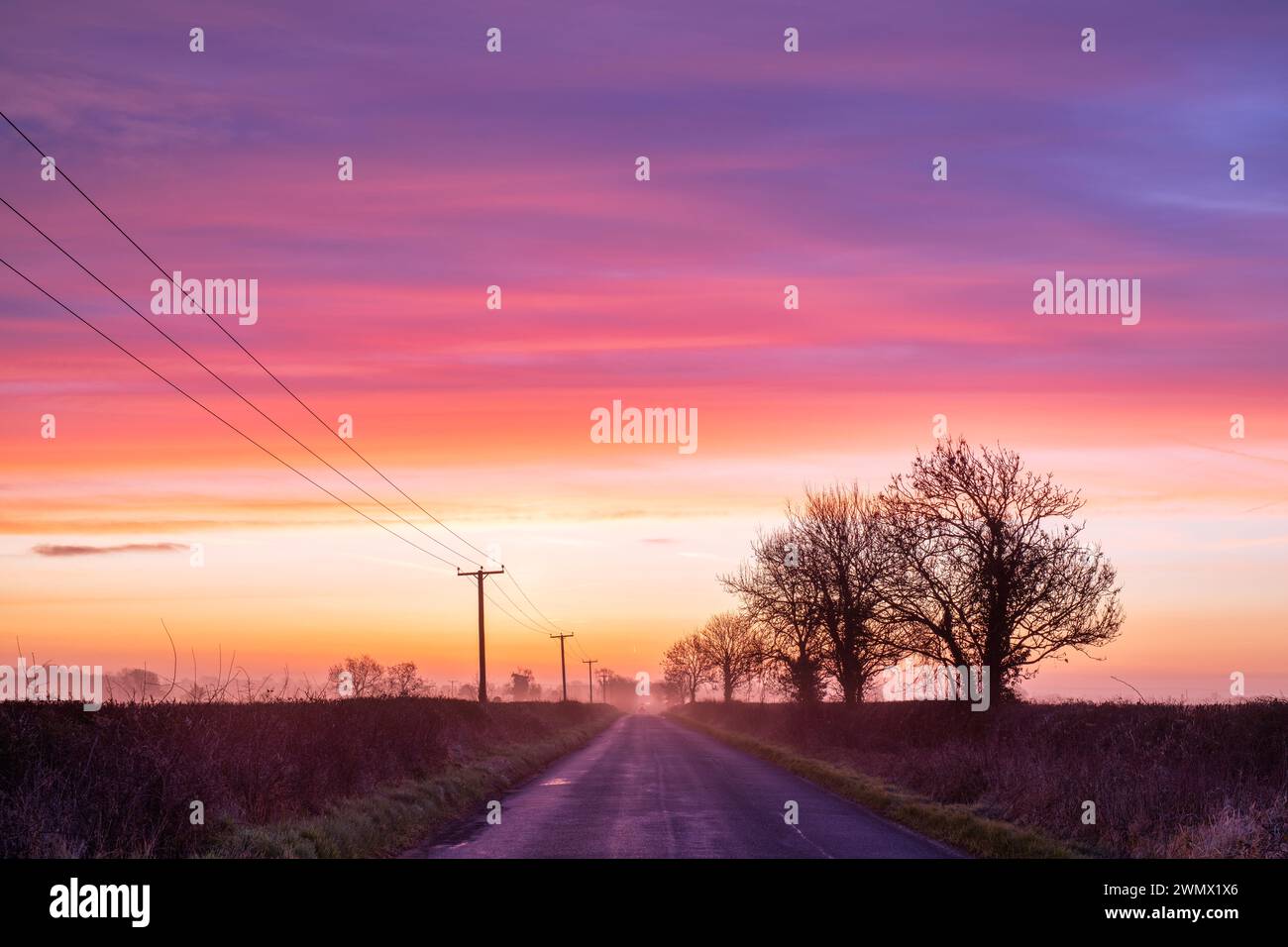 Morgenlicht im februar entlang einer Landstraße in Northamptonshire, England Stockfoto