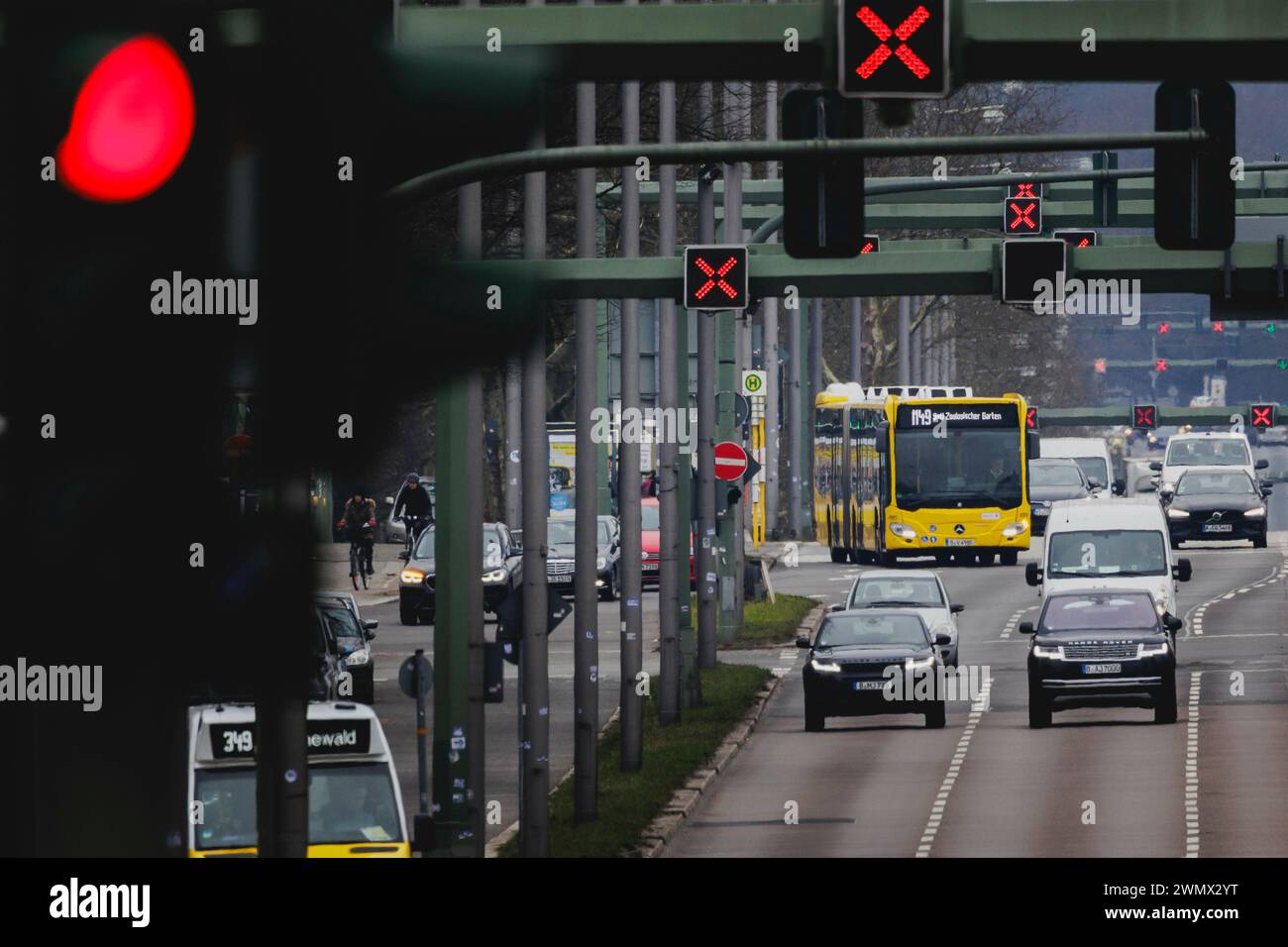 Am 27. Februar 2024 fährt ein BVG-Bus entlang der Heerstraße in Berlin. Die Berliner Verkehrsgesellschaft (BVG) hat für Donnerstag und Freitag Streiks angekündigt. Stockfoto