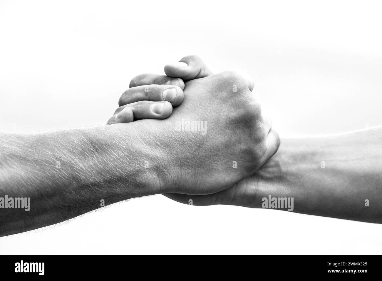 Helfende Hand Konzept und internationaler Tag des Friedens, der Unterstützung. Nahaufnahme. Hilfe Hand ausgestreckt, isolierter Arm, Rettung. Freundlicher Handschlag. Zwei Stockfoto