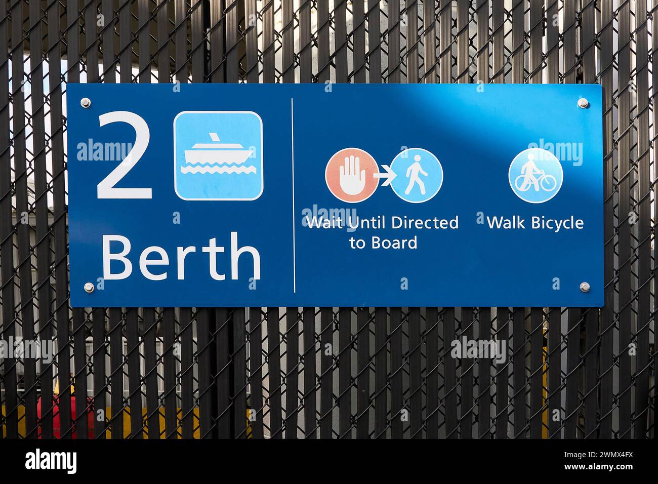 Ein blaues Schild für Liegeplatz 2, das Passagierinformationen an einem Fährterminal anzeigt Stockfoto