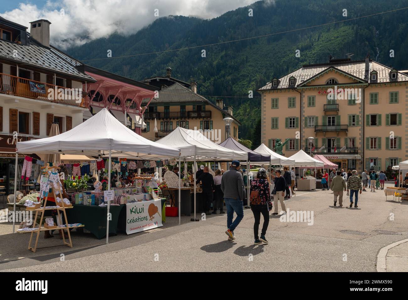 Handwerksmarkt am Place Balmat Platz im Zentrum der Alpenstadt, mit dem Casino im Hintergrund im Sommer, Chamonix, Haute Savoie, Frankreich Stockfoto