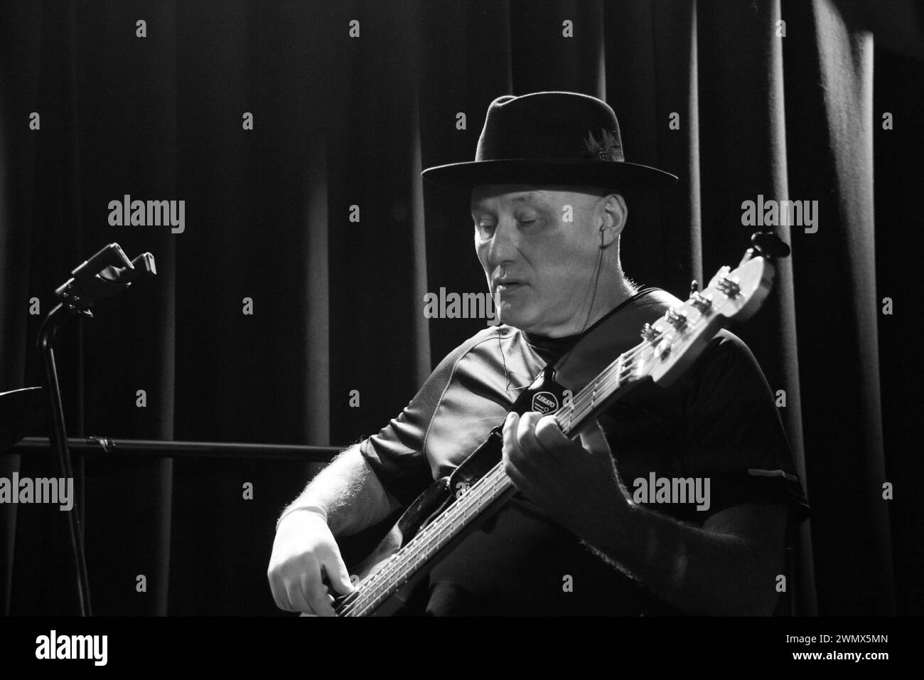 Jah wobble im Konzert und spielt Metal Box in Dub. Stockfoto