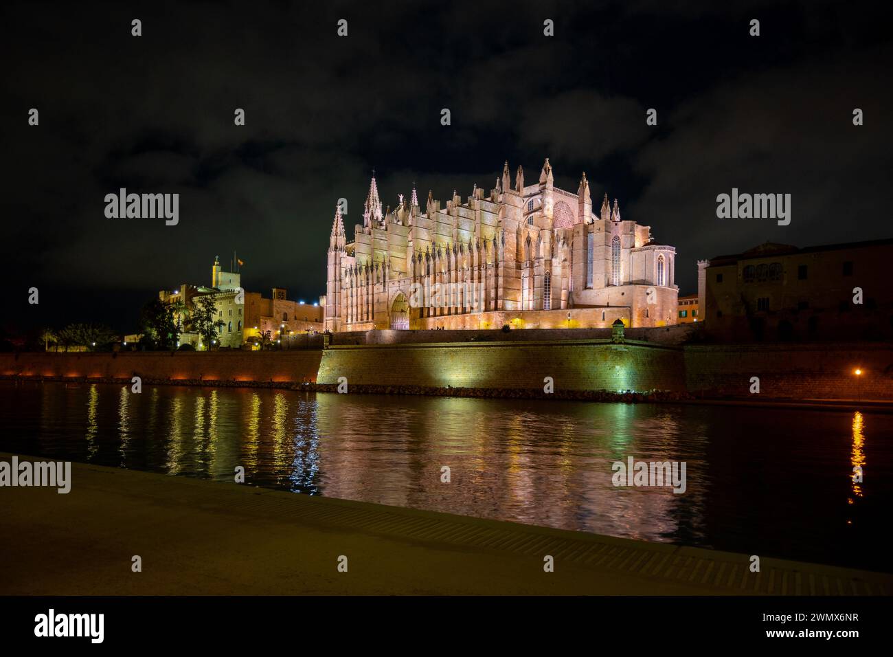 Palma, Spanien, beleuchtet die Kathedrale Santa Maria von Palma (Kathedrale von St. Maria von Palma) oder als La Seu bekannt, nur redaktionell. Stockfoto