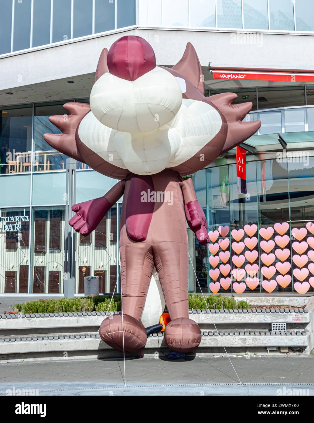 Das geliebte Sarajevo Wolf Maskottchen Vucko kommt im Alta Shopping Center an Stockfoto