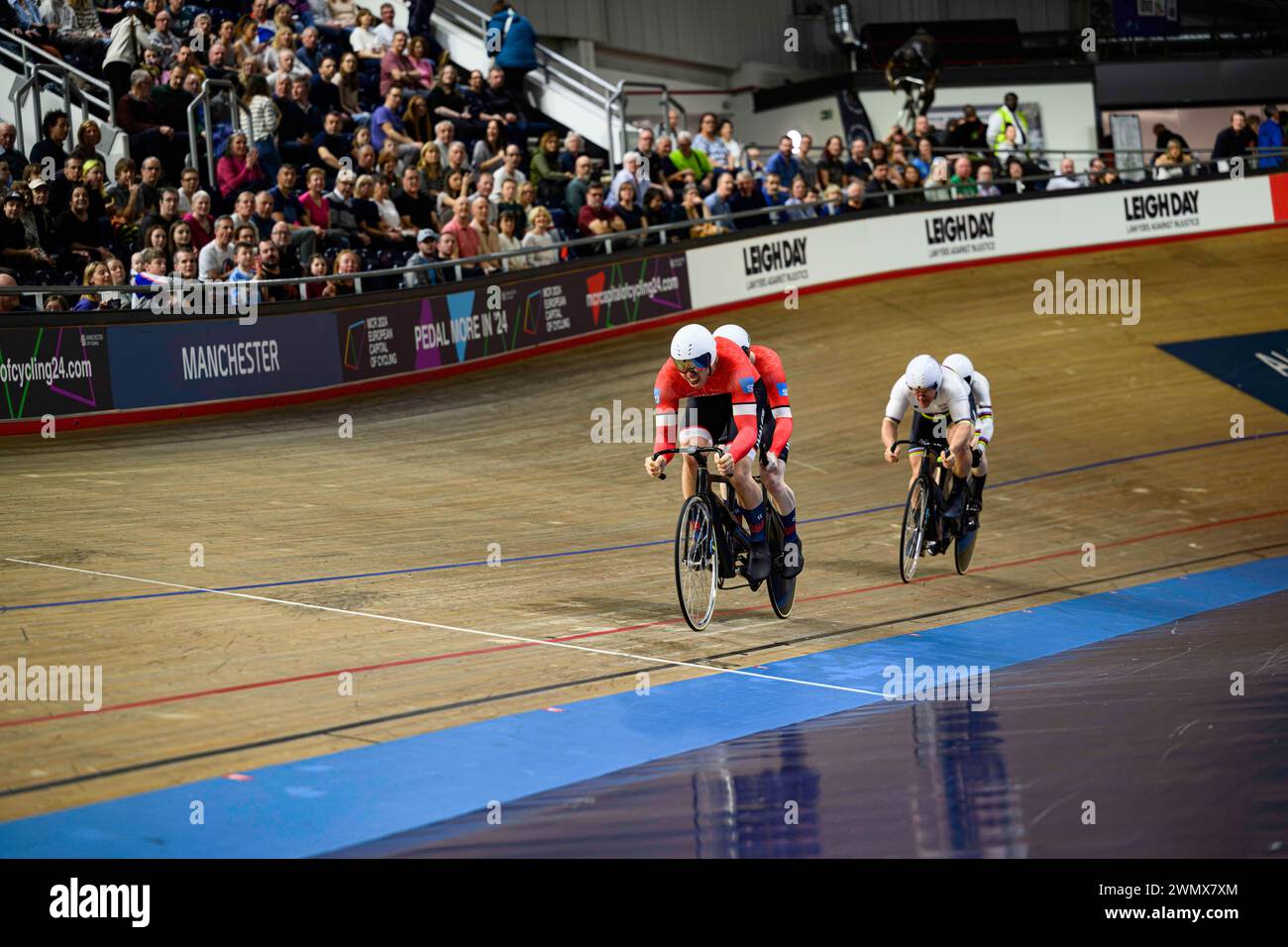 MANCHESTER, GROSSBRITANNIEN. Februar 24. James Ball und Steffan Lloyd (BPM) sowie ROTHERHAM Matthew und FACHIE Neil in Paracycling Men's B Sprint Fina Stockfoto