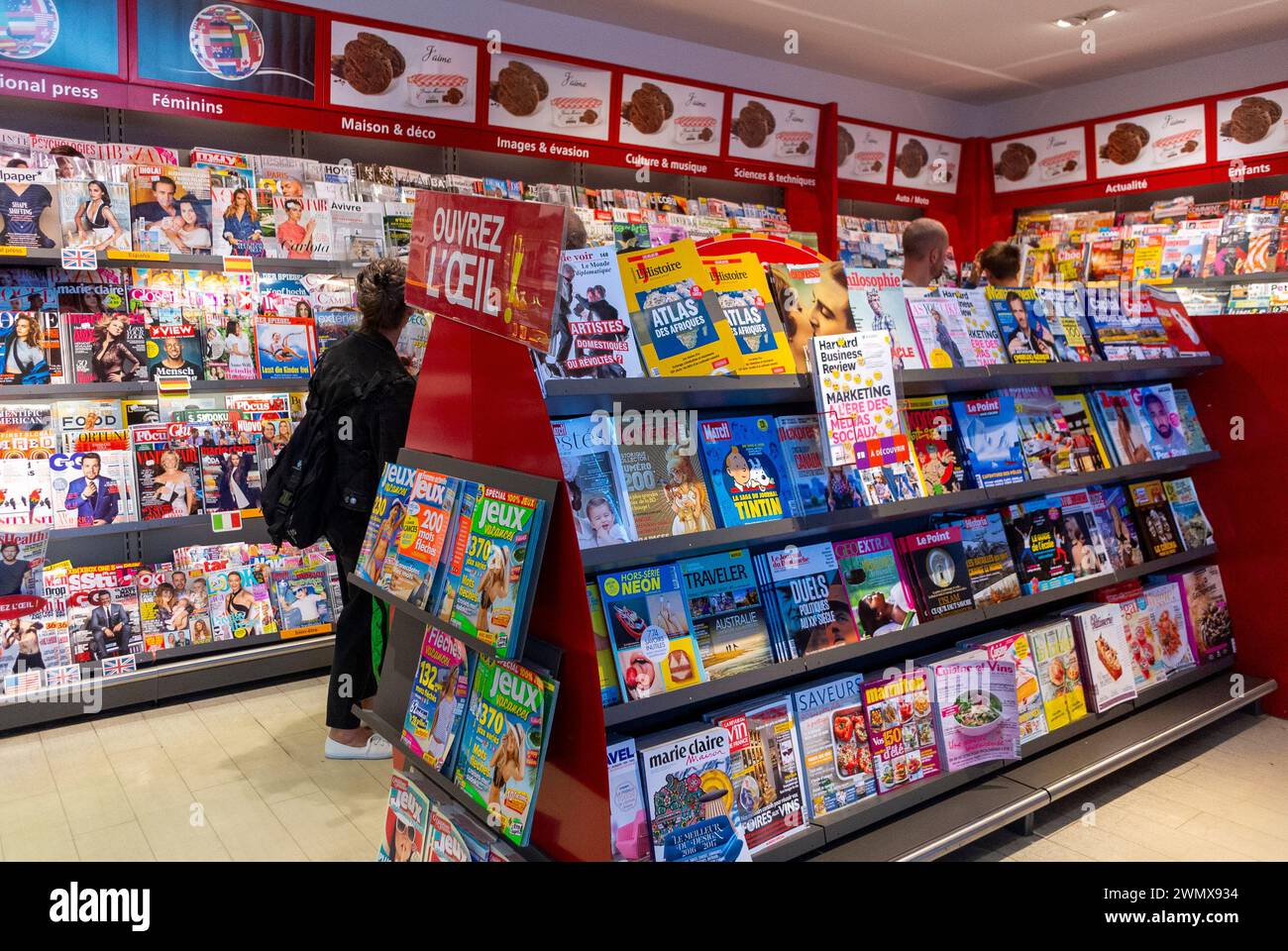 Roissy, Frankreich, People Shopping in French Kiosque, Zeitungsladen, am Roissy-Charles-de-Gaulle Airport Point of Sale, Display Stockfoto