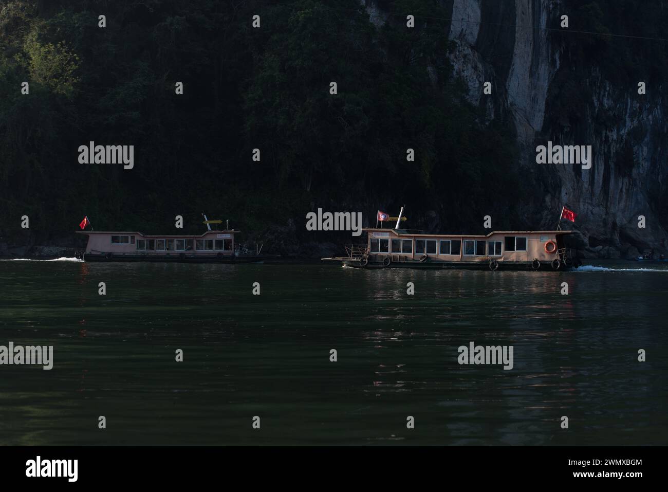 Yangshuo County, Guilin City, Guangxi, China - 16. Oktober 2023: Zwei Fähren fahren in entgegengesetzter Richtung auf dem Fluss Stockfoto