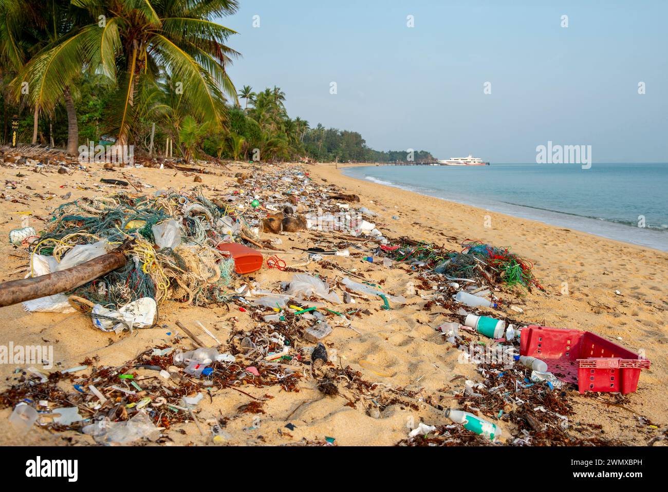 Koh Samui, Thailand - 19. Januar 2024: Ein Strand voller Müll und Plastikmüll ist ein weit verbreitetes Symbol für Umwelt und Recycling Stockfoto