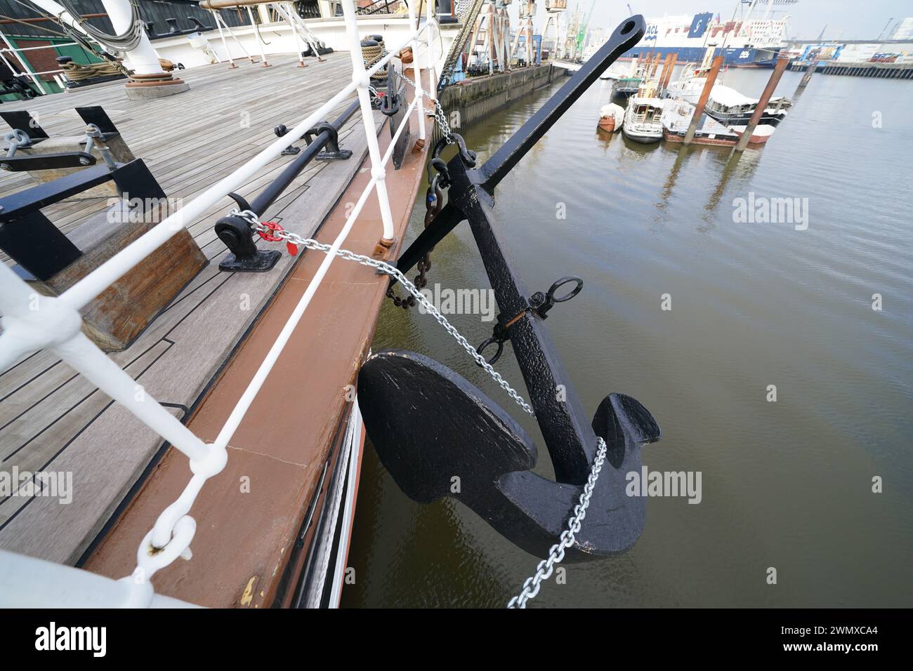 Hamburg, Deutschland. Februar 2024. Der riesige Anker hängt am Bug der Viermastbarke „Peking“ im Deutschen Hafenmuseum. Im Sommer 2023 begannen die ersten Arbeiten an der Innenausstattung des Peking. Der Wiederaufbau soll zukünftigen Besuchern einen authentischen Einblick in das Leben der Seeleute an Bord geben. Am 24. März 2024 eröffnet das Deutsche Hafenmuseum seine neue Saison im Shed 50A Quelle: Marcus Brandt/dpa/Alamy Live News Stockfoto