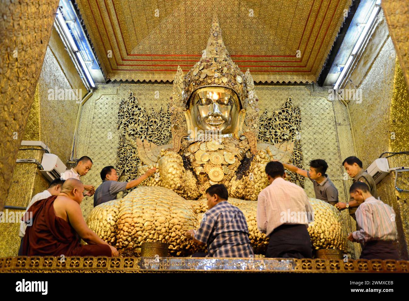 Betende Einheimische, heiliger goldener Buddha in der Mahamuni-Pagode, Mandalay, Myanmar Stockfoto