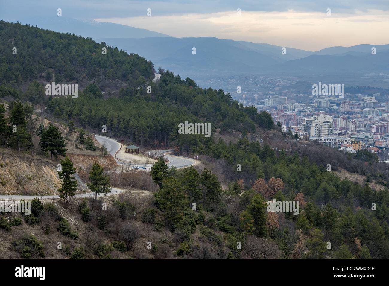 Europäische Bergstadt von oben gesehen bei Sonnenuntergang an einem bewölkten Tag, Skopje, die Hauptstadt. Stockfoto