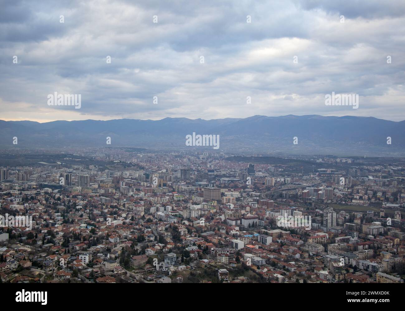 Europäische Bergstadt von oben gesehen bei Sonnenuntergang an einem bewölkten Tag, Skopje, die Hauptstadt. Stockfoto