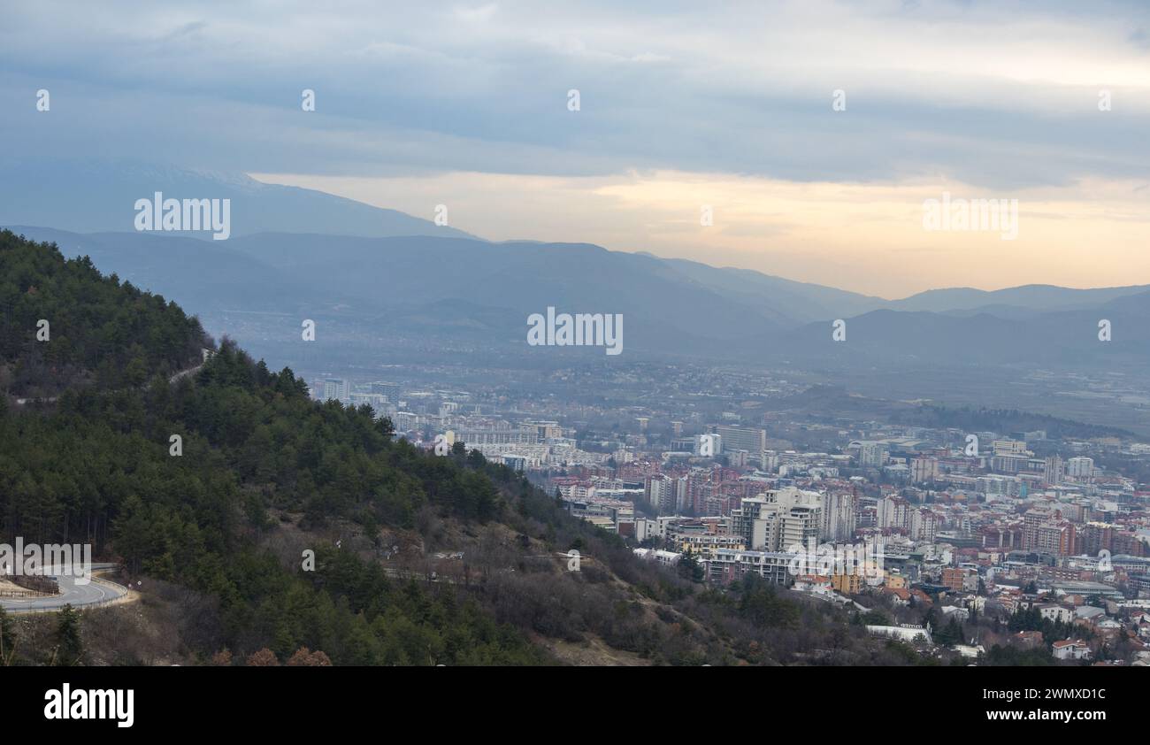 Europäische Bergstadt von oben gesehen bei Sonnenuntergang an einem bewölkten Tag, Skopje, die Hauptstadt. Stockfoto