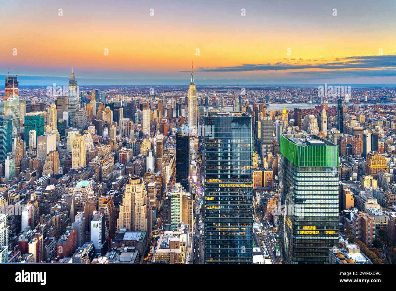 Die Skyline von New York City, New York, USA bildet sich in der Abenddämmerung. Stockfoto