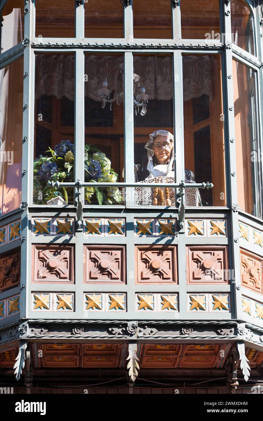 Fenster mit Puppe in Bezug auf Textilindustrie, Tradition, Handwerk, Städtereise, Brügge, Belgien Stockfoto