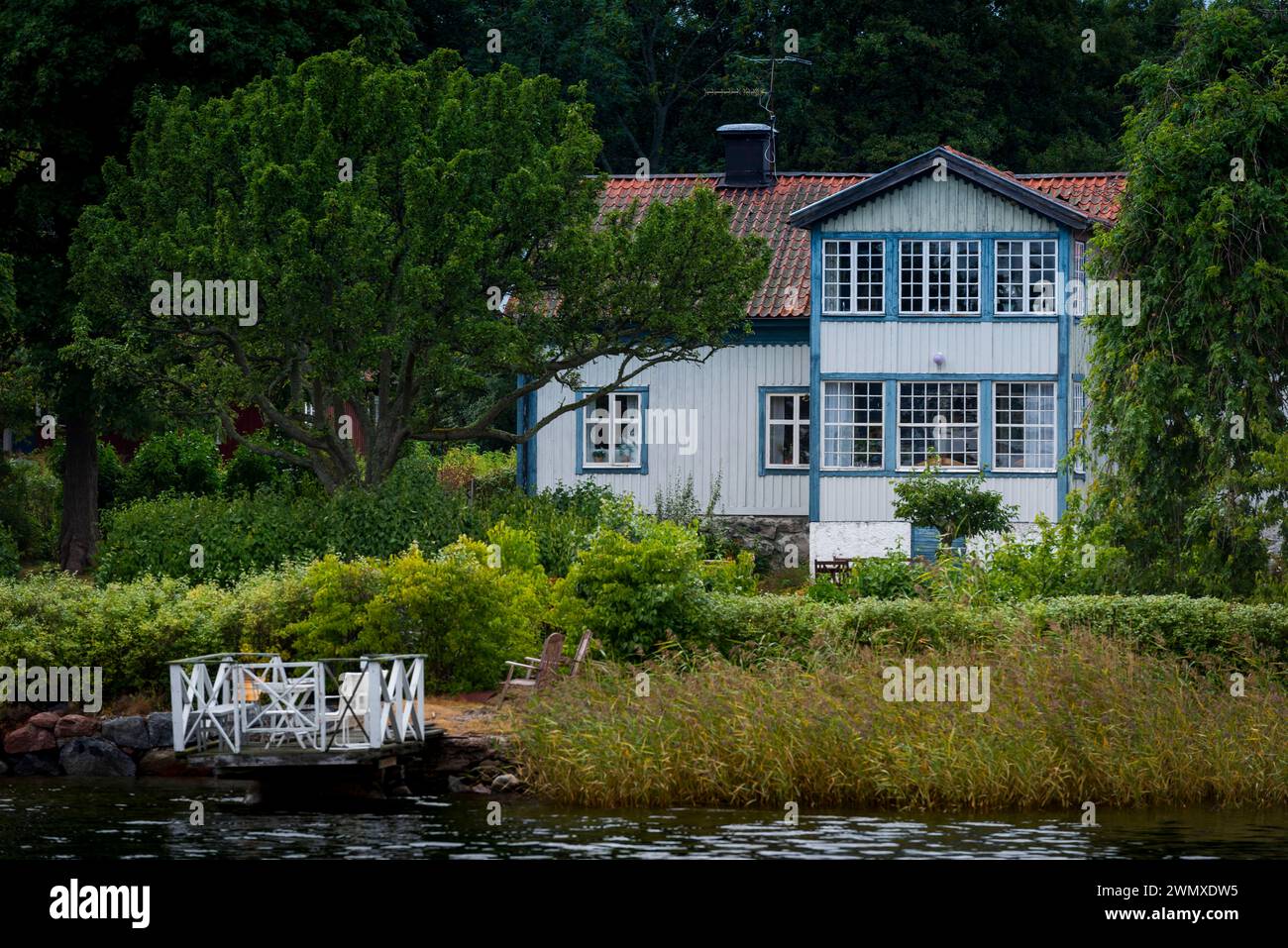 Ferienhäuser in Skandinavien, Wald, Natur, Ferienhaus, Wasser, Urlaub, Sommerurlaub, Sommerurlaub, ländlich, naturnah, Holzhaus Stockfoto